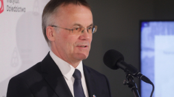 Warszawa, 11.05.2022. Sekretarz stanu w Ministerstwie Kultury i Dziedzictwa Narodowego, generalny konserwator zabytków Jarosław Sellin na konferencji prasowej w siedzibie Narodowego Instytutu Dziedzictwa w Warszawie. Spotkanie dotyczyło projektu Instytutu pt. "Digitalizacja i udostępnianie cyfrowych dóbr kultury - zabytków oraz grobów i Cmentarzy wojennych". Fot. PAP/A. Zawada