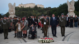 Cassino, Włochy, 18.05.2022. Szef Urzędu do Spraw Kombatantów i Osób Represjonowanych Jan Józef Kasprzyk (2P) oraz weterani 2. Korpusu Polskiego gen. Andersa: Leon Piesowocki (3L-dół), Władysław Dąbrowski (3P), Marian Franciszek Bajda (3L-góra) i Otton Hulacki (C-dół) podczas uroczystości na Polskim Cmentarzu Wojennym na Monte Cassino, 18 bm. Trwają obchodu 78. rocznicy Bitwy bitwy o Monte Cassino. Fot. PAP/R. Pietruszka