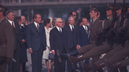 Warszawa, 01.06.1972 r. Uroczystość pożegnania prezydenta USA na lotnisku Okęcie, defilada Kompanii Honorowej Wojska Polskiego. Nz. m.in.: premier Piotr Jaroszewicz (L), żona Piotra Jaroszewicza Alicja Solska (2L), Richard Nixon (4L), żona Henryka Jabłońskiego Jadwiga Wierzbicka (5L), przewodniczący Rady Państwa Henryk Jabłoński (6L). Fot. PAP/B. Łopieński