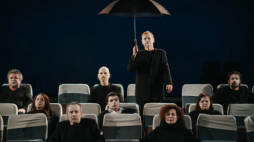 Fragment spektaklu Teatru Współczesnego w Szczecinie pt. „Odlot”. Źródło: www.powszechny.pl