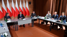 Warszawa, 09.05.2022. Prezydent Rzeczypospolitej Polskiej Andrzej Duda (2L), prezes Federacji Rodzin Katyńskich Izabella Sariusz-Skąpska (L), sekretarze stanu w KPRP Małgorzata Paprocka (3P) i Wojciech Kolarski (2P), dyrektor departamentu prawno-traktatowego w MSZ Konrad Marciniak (P) oraz prezes Stowarzyszenia Rodzina Policyjna 1939 Jarosław Olbrychowski. Fot. PAP/R. Pietruszka