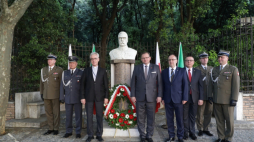 Rzym, Włochy, 16.05.2022. Szef Urzędu do Spraw Kombatantów i Osób Represjonowanych Jan Józef Kasprzyk (5P), biskup polowy Wojska Polskiego Wiesław Lechowicz (3L), dyrektor Centralnej Biblioteki Wojskowej im. Marszałka Józefa Piłsudskiego w Warszawie Jan Tarczyński (4P) oraz dyrektor Gabinetu Szefa UdSKiOR Wojciech Lesiak (3P) podczas uroczystości złożenia kwiatów w imieniu polskiej delegacji pod pomnikiem Marszałka Józefa Piłsudskiego w Rzymie. Fot. PAP/A. Zawada