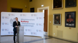 Poznań, 31.05.2022. Sekretarz stanu w Ministerstwie Kultury i Dziedzictwa Narodowego, Generalny Konserwator Zabytków Jarosław Sellin podczas uroczystości ogłoszenia Programu „Tożsamość” w Muzeum Narodowym w Poznaniu. Fot. J. Kaczmarczyk