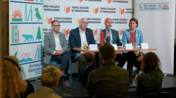 Warszawa, 19.05.2022. Dyrektor Biura Kultury Urzędu m. st. Warszawy Artur Jóźwik (L), dyrektor Targów Książki Jacek Oryl (2L), ambasador Królestwa Norwegii w Polsce Anders H. Eide (2P) oraz doradczyni ds. rynków międzynarodowych norweskiego biura informacyjnego NORLA Ellen Trautmann Olerud (P) podczas konferencji prasowej w Barze Studio w Pałacu Kultury i Nauki w Warszawie. Spotkanie dotyczyło organizowanych przez Fundację Historia i Kultura stołecznych Targów Książki. Fot. PAP/M. Marek