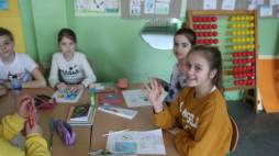 Łódź, 20.04.2022. Dzieci z Ukrainy podczas nauki języka polskiego w jednym z oddziałów przygotowawczych w Szkole Podstawowej nr 175. Fot. PAP/R. Zawistowski