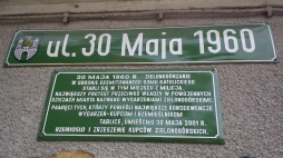Zielona Góra. Tablica upamiętniająca wydarzenia z 1960 r. Źródło: Wikipedia Commons