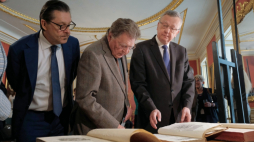 Warszawa, 24.05.2022. Dyrektor Zamku prof. Wojciech Fałkowski (P) oraz przewodniczący Fundacji Zbiorów im. Ciechanowieckich prof. Andrzej Rottermund (C) podczas konferencji prasowej na Zamku Królewskim w Warszawie, 24 bm. Konferencja dot. przekazania dzieł sztuki ze zbiorów Fundacji Ciechanowieckich na rzecz Zamku Królewskiego w Warszawie. Fot. PAP/M. Marek