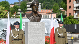 Cassino, Włochy, 18.05.2022. Popiersie Generała Władysława Andersa w Cassino, przed którym delegacja z Polski złożyła kwiaty z okazji obchodów 78. rocznicy bitwy o Monte Cassino. Fot. PAP/R. Pietruszka