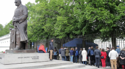 Kolejka osób oczekujących na możliwość zwiedzania Belwederu podczas Nocy Muzeów. 14.05.2022. Fot. PAP/A. Zawada