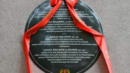 Gdańsk, 25.05.2022. Tablica pamiątkowa poświęcona Romanowi Bellwonowi i jego żonie Janinie, którą odsłonięto 25 bm. na fasadzie budynku przy przy ulicy Partyzantów w Gdańsku. Uroczystość odbyła się w ramach inauguracji 100-lecia obchodów KS Gedania. Roman Bellwon był piłkarzem Gedanii, harcerzem, uczestnikiem antyhitlerowskiej konspiracji w Wolnym Mieście Gdańsku. Po wojnie był także działaczem Gedanii, społecznikiem i wielkim miłośnikiem Gdańska. Fot. PAP/A. Warżawa