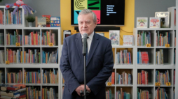 Milanówek, 23.05.2022. Wicepremier, minister kultury i dziedzictwa narodowego Piotr Gliński podczas konferencji prasowej nt. rozstrzygnięcia konkursu „Infrastruktura bibliotek 2021-2025” w ramach Narodowego Programu Rozwoju Czytelnictwa 2.0, 23 bm. w Miejskiej Bibliotece Publicznej w Milanówku. Fot. PAP/M. Marek 