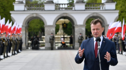  Warszawa, 02.05.2022. Minister obrony narodowej Mariusz Błaszczak (C) wziął udział w uroczystości podniesienia flagi państwowej na Wieży Zegarowej Zamku Królewskiego w Warszawie, 2 bm., w ramach obchodów Dnia Flagi Rzeczypospolitej Polskiej oraz Dnia Polonii i Polaków za Granicą. Fot. PAP/R. Pietruszka 