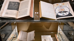Wrocław, 25.05.2022. Otwarcie wystawy pt. „Czas Lilii. Mistyczny filozof Jacob Boehme i odnowa świata”, w Muzeum Uniwersytetu Wrocławskiego. Biblioteka Uniwersytecka Uniwersytetu Wrocławskiego posiada największy zbiór oryginalnych rękopisów Boehmego. Fot. PAP/M. Kulczyński 