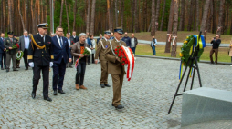 Ambasador RP na Ukrainie Bartosz Cichocki (2L) wraz z dyplomatami kilku innych państw europejskich oddali cześć ofiarom NKWD na Polskim Cmentarzu Wojennym w podkijowskiej Bykowni. Fot. PAP/O. Ishenko