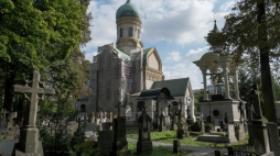 Cerkiew św. Jana Klimaka przy ul. Wolskiej 138/140 w Warszawie i otaczający ją cmentarz. Fot. PAP/M. Marek