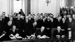 Podpisanie układu o podstawach normalizacji stosunków między PRL i NRF. Nz. za stołem od lewej: kanclerz Willy Brandt i premier Józef Cyrankiewicz. Fot. PAP/M. Musiał