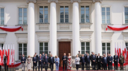 Warszawa, 02.05.2022. Uczestnicy ceremonii na dziedzińcu Belwederu w Warszawie, 2 bm. Podczas wydarzenia zostały wręczone odznaczenia państwowe działaczom polonijnym, Akty Nadania Obywatelstwa Rzeczypospolitej Polskiej oraz wręczono flagi państwowe przedstawicielom organizacji polskiej mniejszości narodowej na Wschodzie. Fot. PAP/L. Szymański