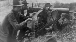 III Powstanie Śląskie: powstańczy ciężki karabin maszynowy Maxim wz. 1908 na podstawie saneczkowej w akcji nad Odrą. Fot. NAC