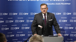 Szef Urzędu do Spraw Kombatantów i Osób Represjonowanych Jan Józef Kasprzyk podczas spotkania historyczno-naukowego "Wybawca Europy" w Auli Centralnej Biblioteki Wojskowej im. Marszałka Józefa Piłsudskiego w Warszawie. Fot. PAP/T. Gzell
