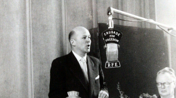 1959 r. Jan Nowak-Jeziorański w Radiu Wolna Europa. Fot. PAP/P. Kula (reprodukcja)