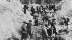 Ekshumacja zwłok polskich oficerów zamordowanych w 1940 r. Katyń, 04.1943. Fot. PAP/CAF