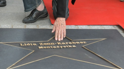 Łódź, 17.05.2022. Montażystka Lidia Zonn-Karabasz podczas odsłonięcia swojej gwiazdy w Łódzkiej Alei Gwiazd na ul. Piotrkowskiej. Fot. PAP/G. Michałowski
