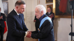 Prezydent RP Andrzej Duda (L) podczas uroczystości wręczenia poecie, artyście plastykowi, działaczowi opozycji w czasach PRL Adamowi Macedońskiemu Orderu Orła Białego w Pałacu Biskupa Erazma Ciołka w Krakowie. Fot. PAP/Ł. Gągulski