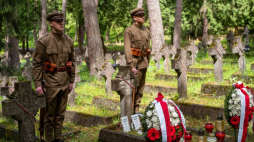 Wilno, Litwa, 28.05.2022. Uroczystość przy grobie brata gen. Stanisława Maczka śp. ppor. Jana Maczka na Cmentarzu Wojskowym na Antokolu w Wilnie. Z okazji przypadającej w 2022 r. 130. rocznicy urodzin Stanisława Maczka, Stanisława Sosabowskiego i Władysława Andersa w tym roku obchodzony jest Rok Trzech Generałów. Fot. PAP/V. Doveiko