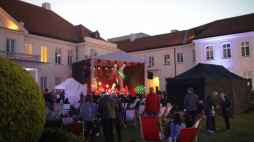 Uczestnicy koncertu na dziedzińcu siedziby Ministerstwa Kultury i Dziedzictwa Narodowego w Warszawie, w ramach Nocy Muzeów. 14.05.2022. Fot. PAP/A. Zawada