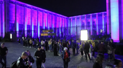 Kolejka przed Muzeum Narodowym w Warszawie podczas Nocy Muzeów. 15.05.2021. Fot. PAP/L. Szymański
