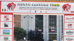 Cassino, Włochy, 18.05.2022. Wicepremier, minister kultury i dziedzictwa narodowego Piotr Gliński (C), burmistrz Cassino Enzo Salera (3P), ambasador RP we Włoszech Anna Maria Anders (4P), biskup Sora-Cassino-Aquino-Pontecorvo Gerardo Antonazzo (4L) na starcie trekkingu szlakiem historycznym bitwy o Monte Cassino, przed popiersiem generała Władysława Andersa w Cassino w ramach obchodów 78. rocznicy Bitwy. Fot. PAP/R. Pietruszka