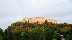 Widok na Opactwo Benedyktynów na wzgórzu Monte Cassino. Fot. PAP/A. Zawada