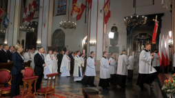 Prezydent Andrzej Duda (2L) oraz pierwsza dama Agata Kornhauser-Duda (L) podczas uroczystej mszy świętej w warszawskiej archikatedrze św. Jana Chrzciciela. Fot. PAP/M. Marek