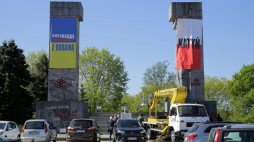 Akcja protestacyjna przeciwko agresji Rosji w Ukrainę pod pomikiem Wyzwolenia Ziemi Warmińskiej i Mazurskiej autorstwa Xawerego Dunikowskiego w Olsztynie. Fot. PAP/T. Waszczuk