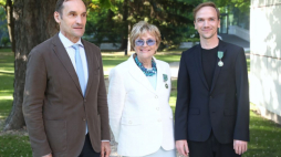 Warszawa, 18.05.2022. Ambasador Francji w Polsce Frederic Billet (L), producentka filmowa filmowa Irena Strzałkowska (C) oraz reżyser Jan Komasa (P) podczas uroczystości w Rezydencji Ambasadora Francji w Warszawie, 18 bm. Ambasador odznaczył Irenę Strzałkowską i Jana Komasę Orderem Sztuki i Literatury. Fot. PAP/T. Gzell