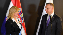 Davos, Szwajcaria, 24.05.2022. Prezydent RP Andrzej Duda (P) i odznaczona Orderem Orła Białego, była prezydent Chorwacji Kolinda Grabar-Kitarovic (L) w Domu Trójmorza w Davos, 24 bm. Prezydent RP wziął udział w Światowym Forum Ekonomicznym. Fot. PAP/R. Pietruszka