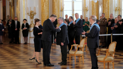 Prezydent Andrzej Duda (C) oraz odznaczeni Orderem Orła Białego pisarz, tłumacz i reżyser Antoni Libin-Libera (2P) i historyk, działacz antykomunistyczny Antoni Lenkiewicz (P) podczas ceremonii wręczenia odznaczeń państwowych na Zamku Królewskim w Warszawie. Fot. PAP/M. Marek
