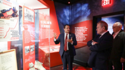 Muzeum Ofiar Komunizmu i Muzeum Holocaustu w Waszyngtonie – pierwszy dzień wizyty wicepremiera Piotra Glińskiego w USA. Źródło: MKiDN/ fot. Danuta Matloch