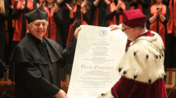 Pianista prof. Piotr Paleczny (L) podczas uroczystości otrzymania tytułu doktora honoris causa Uniwersytetu Muzycznego Fryderyka Chopina w Warszawie. Fot. PAP/P. Supernak