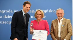 Gdynia, 28.05.2022. Laureatka, dziennikarka Kasia Madera (C), syn Macieja Płażyńskiego - Jakub Płażyński (L) i prezydent Gdyni Wojciech Szczurek (P) podczas uroczystości wręczenia Nagród im. Macieja Płażyńskiego w Muzeum Emigracji w Gdyni. Fot. PAP/M. Gadomski