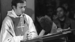 Ks. Jerzy Popiełuszko w kościele św. Stanisława Kostki na Żoliborzu. Warszawa 31.10.1982. Fot. PAP/W. Kryński