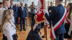 Minister edukacji i nauki Przemysław Czarnek (C-L) i dyrektor szkoły Ewa Maj (C) podczas nadania imienia św. Antoniego z Padwy Szkole Podstawowej w Radecznicy. Fot. PAP/W. Jargiło