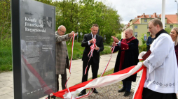 P.o. dyrektora Muzeum II Wojny Światowej w Gdańsku dr hab. Grzegorz Berendt (L), proboszcz parafii pw. Chrystusa Króla w Gdańsku ks. dr Bartłomiej Stark (2P), prezes Instytutu Pamięci Narodowej dr Karol Nawrocki (2L) i gdański radny Piotr Dzik (3L) podczas uroczystości odsłonięcia tablicy pamiątkowej poświęconej księdzu Franciszkowi Rogaczewskiemu w parafii rzymskokatolickiej pw. Chrystusa Króla w Gdańsku. Fot. PAP/A. Warżawa