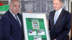 Wicepremier, minister aktywów państwowych Jacek Sasin (L) i prezes Poczty Polskiej Tomasz Zdzikot (P) podczas prezentacji znaczków pocztowych emisji „Piękno Polski” w Muzeum Ikon w Supraślu. Fot. PAP/A. Reszko