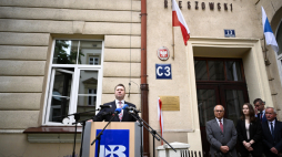 Minister edukacji i nauki Przemysław Czarnek (L) oraz rektor Uniwersytetu Rzeszowskiego prof. dr hab. Sylwester Czopek (2L) podczas uroczystości odsłonięcia tablicy poświęconej strajkom studenckim zorganizowanym w 1981 r. przez Niezależne Zrzeszenie Studentów Filii UMCS w Rzeszowie oraz 40. rocznicy powstania NZS. Fot. PAP/D. Delmanowicz