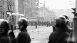 Szczecin 03.05.1982. Okres stanu wojennego. Z okazji rocznicy uchwalenia Konstytucji 3 maja 1791 r. w wielu miastach odbyły się manifestacje uliczne, brutalnie tłumione przez ZOMO (Zmotoryzowane Odwody Milicji Obywatelskiej). Dochodziło do bezpośrednich starć demonstrantów z uzbrojoną milicją. Wiele osób zatrzymano. Fot. PAP/J. Undro