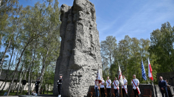 Uczestnicy uroczystych obchodów 77. rocznicy oswobodzenia KL Stutthof, odbywających się przed Pomnikiem Walki i Męczeństwa na terenie Muzeum Stutthof w Sztutowie. Fot. PAP/M. Gadomski