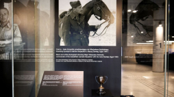 Srebrne trofeum Władysława Bobińskiego z wyścigów konnych zorganizowanych przez brytyjskich oficerów 25 stycznia 1941 r. w Sidi Bishr k. Aleksandrii oraz medal z 1 Międzynarodowych Konkursów Hippicznych w Warszawie prezentowane w ramach cyklu „Wejście w historię” w Muzeum II Wojny Światowej w Gdańsku. Fot. PAP/J. Dzban