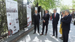 Wicepremier, minister kultury Piotr Gliński (P), zastępca dyrektora Muzeum Łazienki Królewskie Marianna Otmianowska (2P) oraz dyrektor Muzeum Historii Polski Robert Kostro (3P) podczas otwarcia wystawy „Ukraina. Wojna w Europie” w Galerii Plenerowej Muzeum Łazienki Królewskie. Fot. PAP/T. Gzell