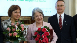 Warszawa, 10.05.2022. Laureatki nagrody Bogumiła Rouba (C) i Barbara Nowak-Obelinda (P) oraz sekretarz stanu w Ministerstwie Kultury i Dziedzictwa Narodowego, generalny konserwator zabytków Jarosław Sellin (P) podczas wręczenia nagrody im. Profesora Jana Zachwatowicza za wybitne osiągnięcia w dziedzinie badań, konserwacji i rewaloryzacji zabytków. Fot. PAP/R. Guz